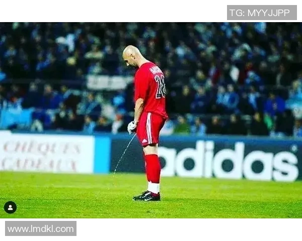 足球明星在赛场上瞬间蹲地的动人瞬间展现他们的坚韧与激情